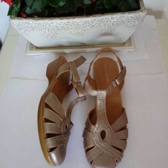 Easy Spirit Leather Metallic Tan 1.5” Sandals - Picture 7 of 7